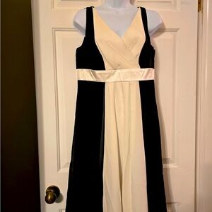 Ann Taylor Crepe Dress Sz 10 Black White Flowy Sleeveless Pleated V Nck Slimming